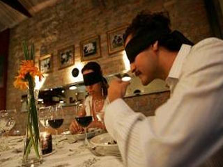 Restaurante Ají promove Jantar no Escuro